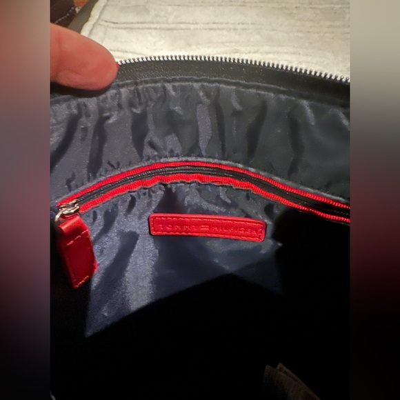 Tommy Hilfiger Elegant Black Crossbody Bag - Picture 5 of 6